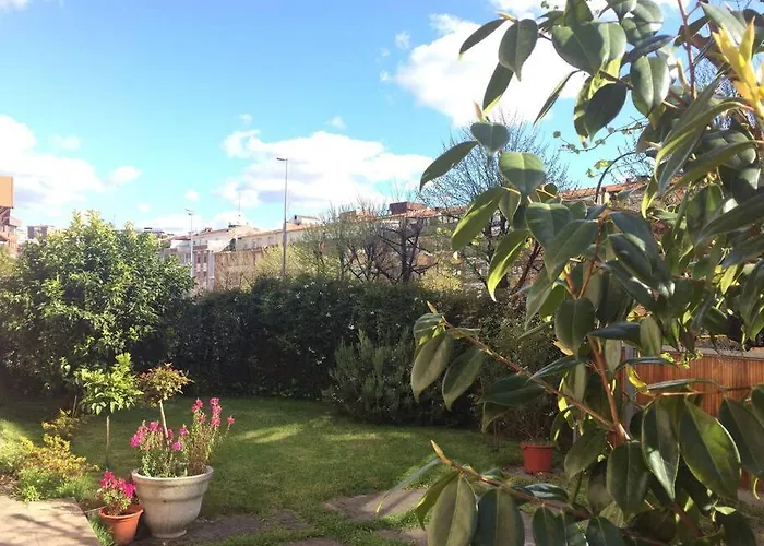 Apartamento En Casa Con Jardin + Garaje. E-bi-201 *