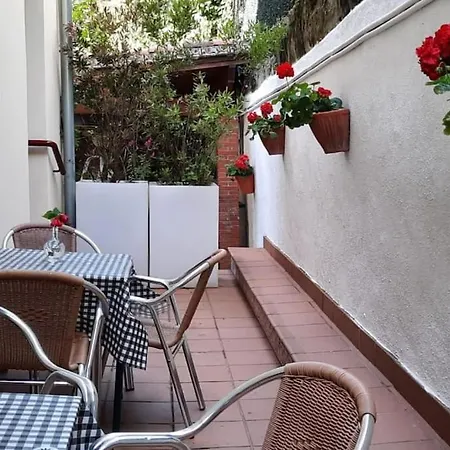 Apartamento En Casa Con Jardín + Garaje. E-bi-201 *